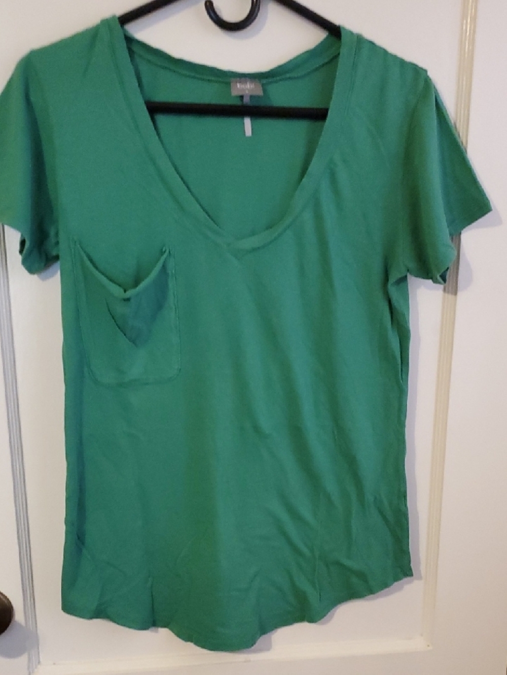bobi Short Sleeve V-Neck Tee in Green with Chest Pocket